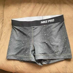 Medium Nike Pro